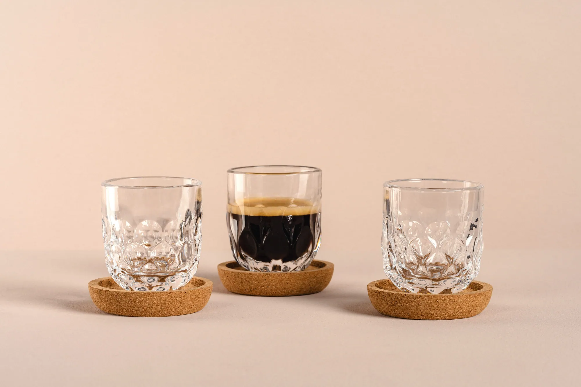 LEONARDO GOCCE Espresso-Set, 6-teilig, elegantes Tropfenrelief, inkl. Kork-Untersetzer 2