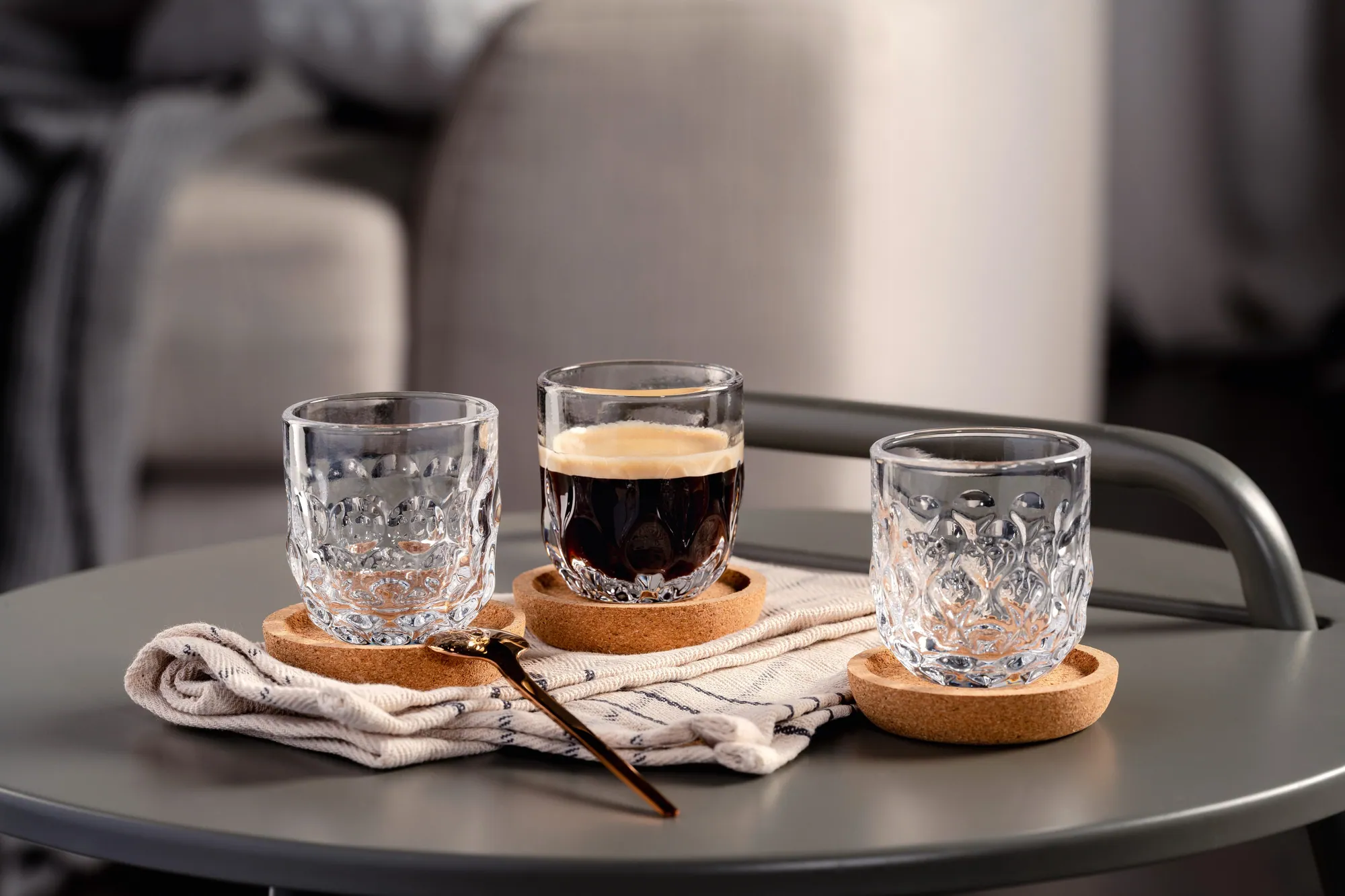 LEONARDO GOCCE Espresso-Set, 6-teilig, elegantes Tropfenrelief, inkl. Kork-Untersetzer 4